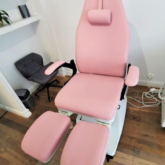 różowy fotel kosmetyczny